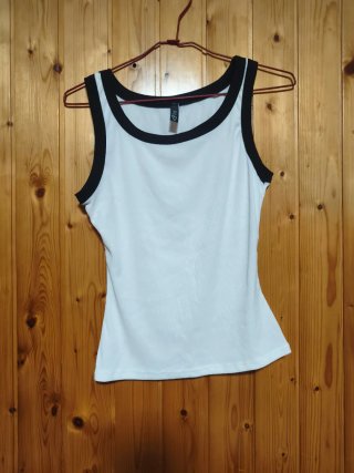 2 Camisetas sin mangas negras y blancas
