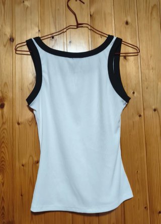 2 Camisetas sin mangas negras y blancas