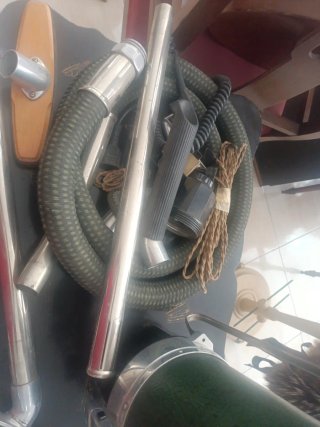 Aspiradora antigua con accesorios