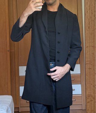 Abrigo negro con botones