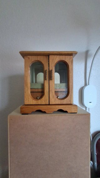 Joyero de madera con puertas de cristal