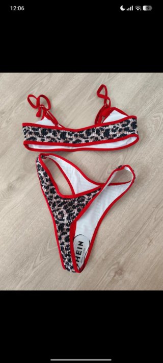 Bikini estampado animal con ribete rojo