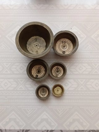 Pila de vasos ponderales con marcas