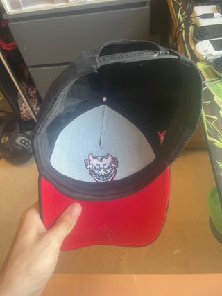 Gorra Negra con Diablo Rojo Bordado +detalles
