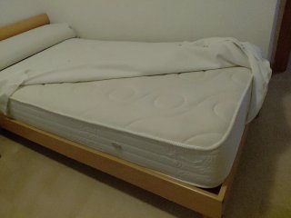 2 Camas Individuales con Colchones Nuevos, etc