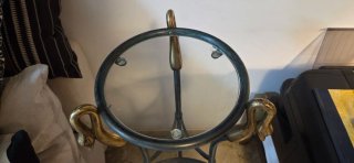 Mesa auxiliar con cisnes dorados