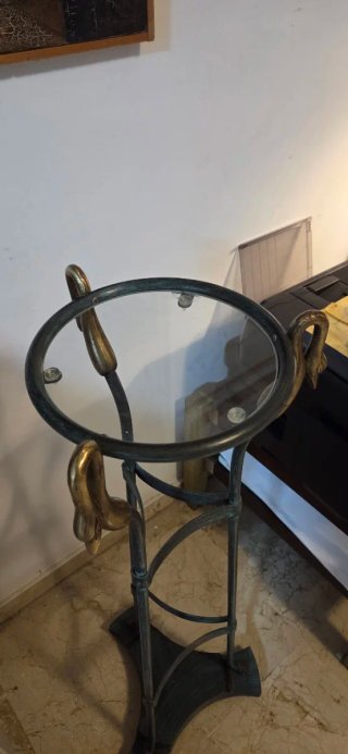 Mesa auxiliar con cisnes dorados