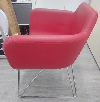Silla de piel roja