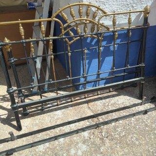 Cama antigua de metal