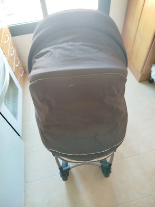 Carrito de bebé marrón