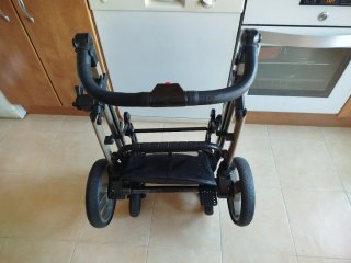 Carrito de bebé marrón
