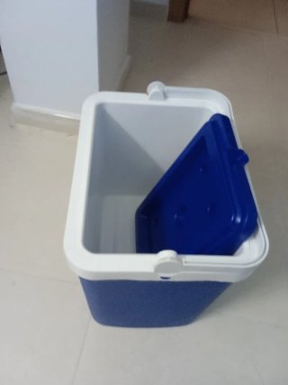 Nevera azul con asa