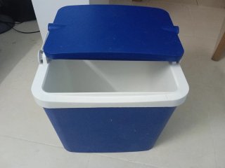 Nevera azul con asa