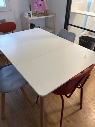 Mesa comedor blanca con 4 sillas