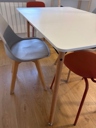 Mesa comedor blanca con 4 sillas