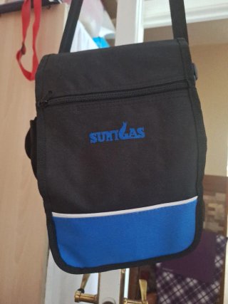 Bolso bandolera SUNTIGAS negro y azul