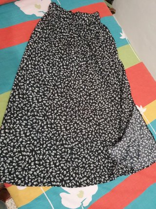 Falda larga floral negra y blanca
