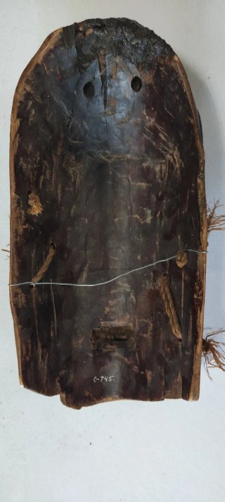 Máscara africana de madera pintada