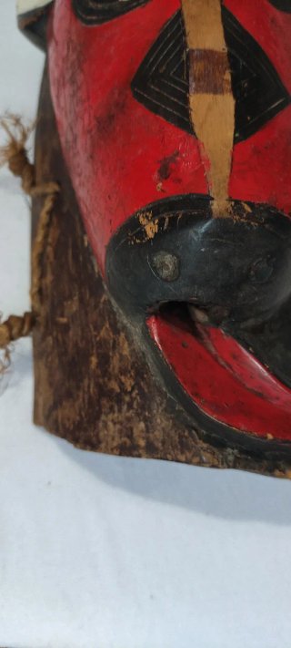 Máscara africana de madera pintada