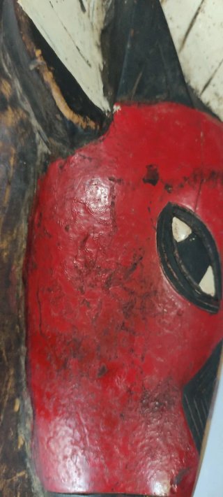 Máscara africana de madera pintada