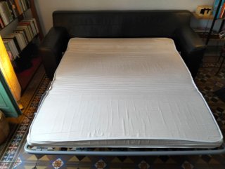 Sofá-cama de piel negro