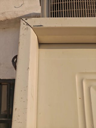 Puerta exterior blanca