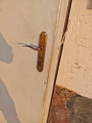 Puerta exterior blanca