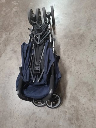 Carrito de bebé azul