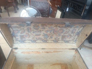 Baúl antiguo de madera y metal