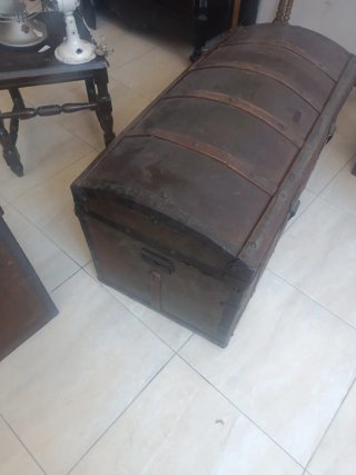 Baúl antiguo de madera y metal