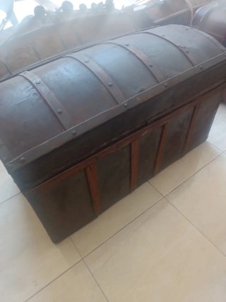 Baúl antiguo de madera y metal
