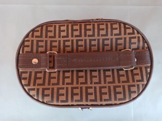Neceser estilo Fendi con espejo.