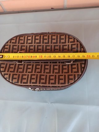 Neceser estilo Fendi con espejo.