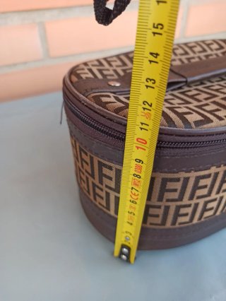 Neceser estilo Fendi con espejo.