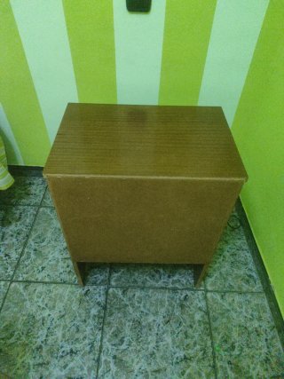 Mesita de noche antigua de madera