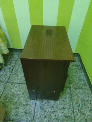 Mesita de noche antigua de madera