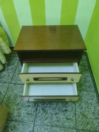 Mesita de noche antigua de madera