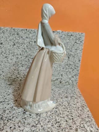 Figura Lladró Porcelana Mujer con Cesta