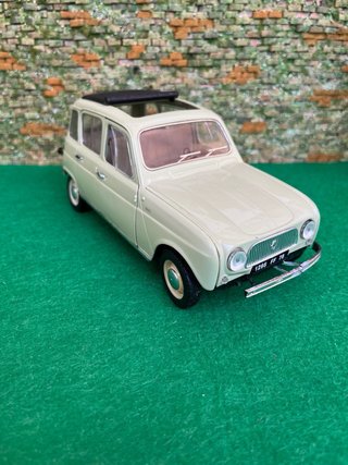 Renault 4 1964 – Escala 1:18 Solido
