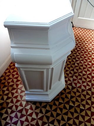 Mueble de madera maciza en color blanco.