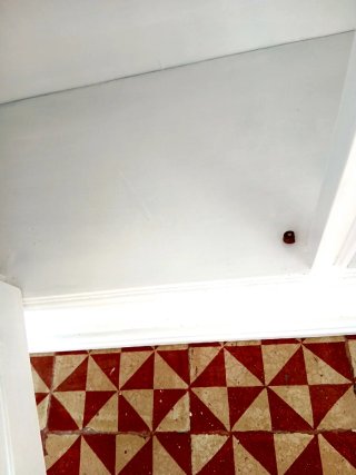 Mueble de madera maciza en color blanco.