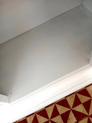 Mueble de madera maciza en color blanco.