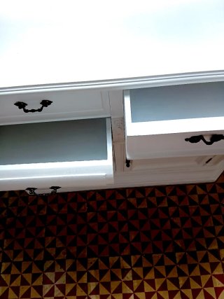 Mueble de madera maciza en color blanco.