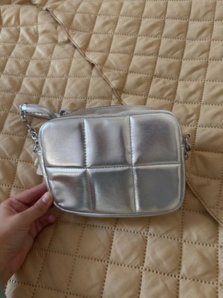 Bolso plateado acolchado