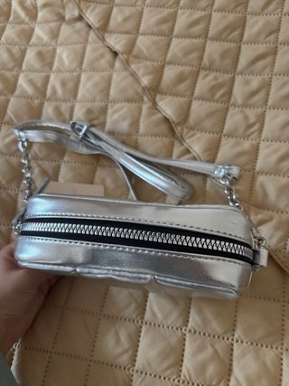 Bolso plateado acolchado