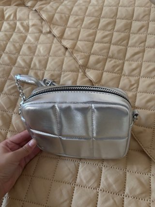 Bolso plateado acolchado