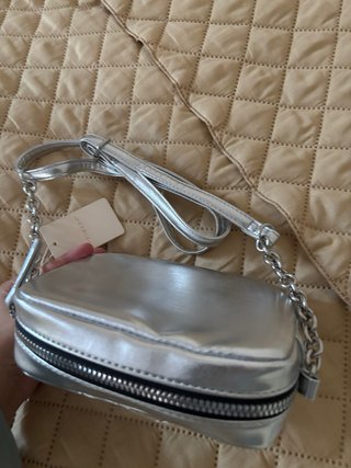 Bolso plateado acolchado