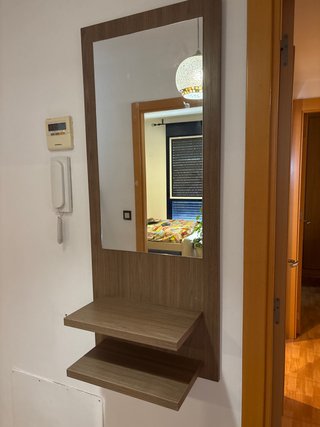 Mueble recibidor con espejo y estantes