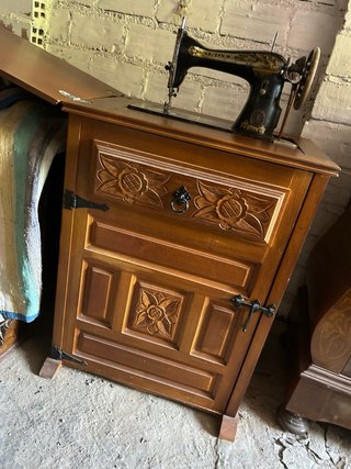 Mueble Singer con Máquina de Coser Antigua