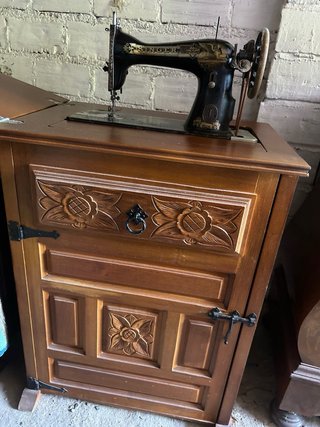Mueble Singer con Máquina de Coser Antigua